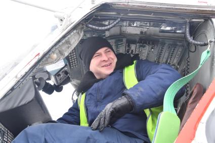 Москва. Сотрудники Московского авиационного центра готовят вертолеты к работе.