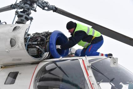 Москва.  Сотрудники  Московского авиационного центра готовят вертолеты к  работе.