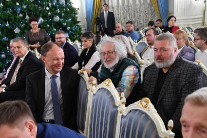 Москва. Руководитель Федерального агентства по печати и массовым коммуникациям Михаил Сеславинский, журналист Алексей Венедиктов (слева направо) во время церемонии вручения премий правительства РФ в области СМИ.