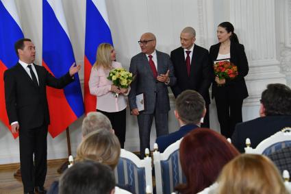 Москва.  Премьер-министр РФ Дмитрий Медведев, главный редактор радио `Комсомольская правда` Наталья Вороная, шеф-редактор ИД `Комсомольская правда` Алексей Ганелин, первый заместитель генерального директора ИД `Комсомольская правда` Александр Чепель и заместитель главного редактора, шеф-редактор сайта КП.RU Олеся Носова  (слева направо) во  время церемонии вручения премий правительства  РФ в области СМИ.