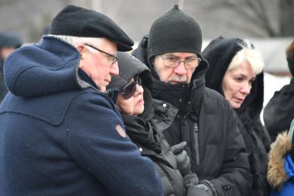 Москва. Вдова  Сергея Юрского актриса Наталья Тенякова, актер  Валерий Баринов (слева) во время церемонии прощания с актером Сергеем Юрским  на Троекуровском кладбище.