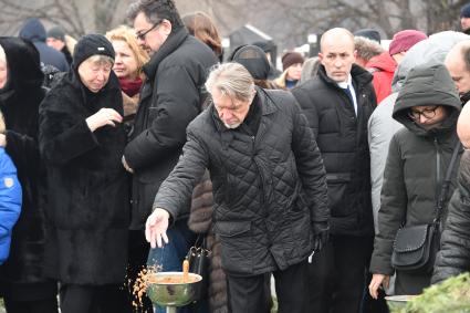 Москва. Во время церемонии прощания с актером Сергеем Юрским  на Троекуровском кладбище.