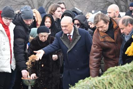 Москва. Режиссер Владимир Меньшов во время церемонии прощания с актером Сергеем Юрским  на Троекуровском кладбище.