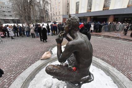 Москва. Люди  пришли проститься с актером Сергеем Юрским к театру имени Моссовета.