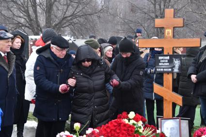 Москва. Вдова  Сергея Юрского актриса Наталья Тенякова, актер  Валерий Баринов (слева) во время церемонии прощания с актером Сергеем Юрским  на Троекуровском кладбище.