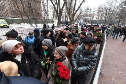 Москва. Люди  пришли проститься с актером Сергеем Юрским к театру имени Моссовета.