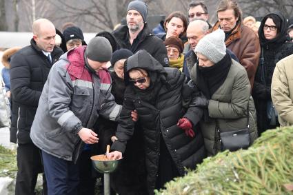 Москва. Вдова  Сергея Юрского актриса Наталья Тенякова во время церемонии прощания с актером Сергеем Юрским  на Троекуровском кладбище.