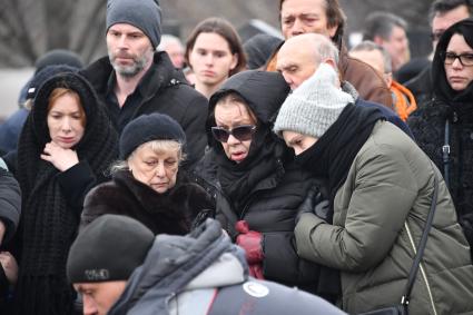 Москва. Дочь актриса Дарья Юрская (слева), вдова  Сергея Юрского актриса Наталья Тенякова во время церемонии прощания с актером Сергеем Юрским  на Троекуровском кладбище.