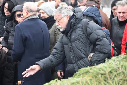 Москва. Фотограф, журналист Юрий Рост во время церемонии прощания с актером Сергеем Юрским  на Троекуровском кладбище.