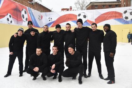 Москва. Игрок ФК `Краснодар` Павел Мамаев (четвертый слева на втором плане) после футбольного матча между заключенными московского СИЗО  `Бутырка`.