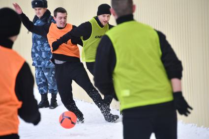 Москва. Игрок ФК `Краснодар` Павел Мамаев  (второй справа) в футбольном матче между заключенными московского СИЗО `Бутырка`.