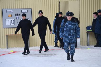 Москва. Игрок ФК `Краснодар` Павел Мамаев (слева) после футбольного матча между заключенными московского СИЗО  `Бутырка`.