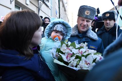 Москва.   Начальник Центра по проведению спасательных операций особого риска МЧС РФ Анатолий Саввин  (второй справа) и Ваня Фокин, спасенный из-под завалов обрушившегося в Магнитогорске дома, с матерью Ольгой  после выписки из московского Научно-исследовательского института неотложной детской хирургии и травматологии.