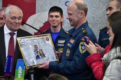 Москва. Президент Научно-исследовательского института неотложной детской хирургии и травматологии Леонид Рошаль (слева) и начальник Центра по проведению спасательных операций особого риска МЧС РФ Анатолий Саввин (справа) во время выписки Вани Фокина, спасенного из-под завалов обрушившегося в Магнитогорске дома.