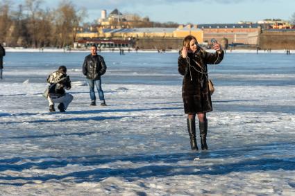 Санкт-Петербург. Горожане во время прогулки по льду реки Невы.