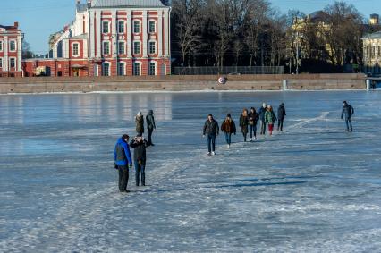 Санкт-Петербург. Горожане во время прогулки по льду реки Невы.