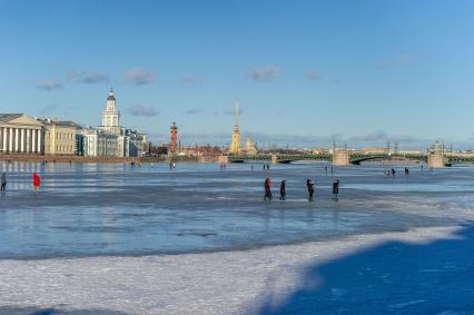 Санкт-Петербург. Горожане во время прогулки по льду реки Невы.