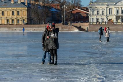 Санкт-Петербург. Горожане во время прогулки по льду реки Невы.