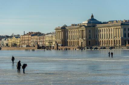 Санкт-Петербург. Горожане во время прогулки по льду реки Невы.