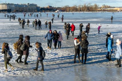 Санкт-Петербург. Горожане во время прогулки по льду реки Невы.