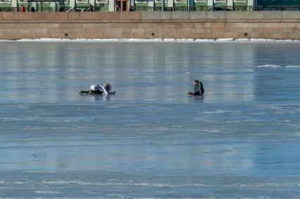 Санкт-Петербург. Горожане во время прогулки по льду реки Невы.