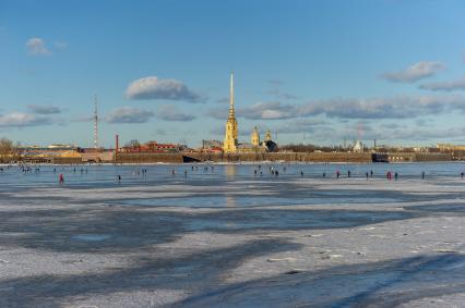 Санкт-Петербург. Горожане во время прогулки по льду реки Невы.