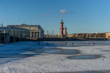 Санкт-Петербург. Горожане во время прогулки по льду реки Невы.