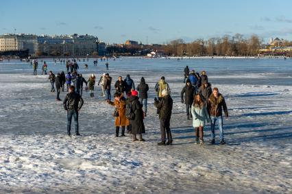 Санкт-Петербург. Горожане во время прогулки по льду реки Невы.