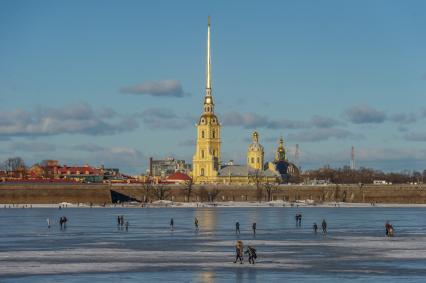 Санкт-Петербург. Горожане во время прогулки по льду реки Невы.