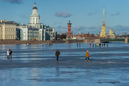 Санкт-Петербург. Горожане во время прогулки по льду реки Невы.