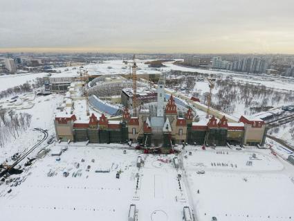 Москва. Вид на строительство первого в России крытого тематического парка  развлечений `Остров мечты` в Нагатинской пойме.