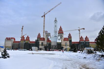 Москва. Вид на строительство первого в России крытого тематического парка  развлечений `Остров мечты` в Нагатинской пойме.