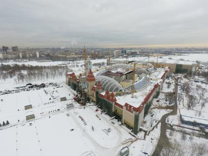 Москва. Вид на строительство первого в России крытого тематического парка  развлечений `Остров мечты` в Нагатинской пойме.