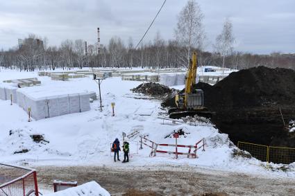 Москва. Строительство первого в России крытого тематического парка  развлечений `Остров мечты` в Нагатинской пойме.