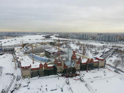 Москва. Вид на строительство первого в России крытого тематического парка  развлечений `Остров мечты` в Нагатинской пойме.