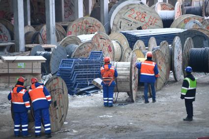 Москва. Строительство первого в России крытого тематического парка  развлечений `Остров мечты` в Нагатинской пойме.