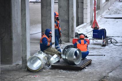 Москва. Строительство первого в России крытого тематического парка развлечений `Остров мечты` в Нагатинской пойме.