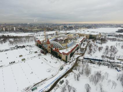 Москва. Вид на строительство первого в России крытого тематического парка  развлечений `Остров мечты` в Нагатинской пойме.