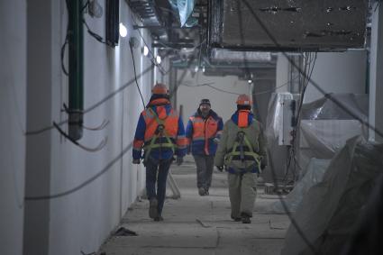 Москва. Строительство первого в России крытого тематического парка развлечений `Остров мечты` в Нагатинской пойме.