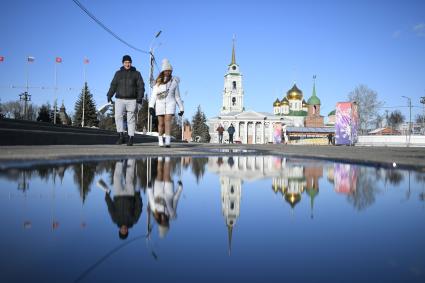 Тула. Отражение Тульского кремля в весенней луже.