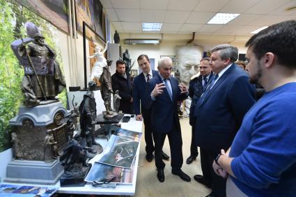 Москва. Госсекретарь Союзного государства Григорий Рапота и заместитель министра культуры РФ Николай Овсиенко посетили скульптурную мастерскую, в которой создается Ржевский мемориал.