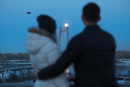 Красноярск.  Молодой человек с девушкой смотрят на луну.