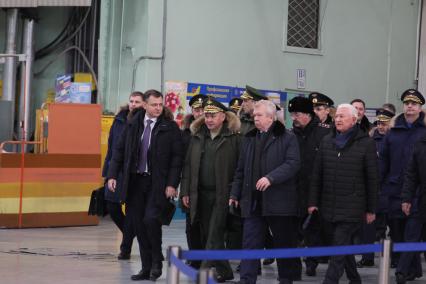 Иркутск. Президент ОАО `Объединенная авиастроительная корпорация` (ОАК) Юрий Слюсарь, министр обороны России Сергей Шойгу, генеральный директор Иркутского авиационного завода Александр Вепрев и генеральный конструктор корпорации `Иркут` Олег Демченко (слева направо) во время посещения Иркутского авиационного завода - филиала корпорации `Иркут`.