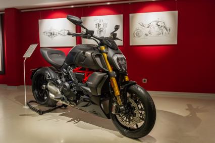 Санкт-Петербург. Модель Ducati Diavel 1260 S  в музее современного искусства `Эрарта`, где открылась первая в России выставка мотоциклов Ducati  .