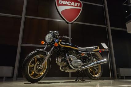 Санкт-Петербург. Модель `Ducati 900 SS Darmah`в музее современного искусства `Эрарта`, где открылась первая в России выставка мотоциклов Ducati  .