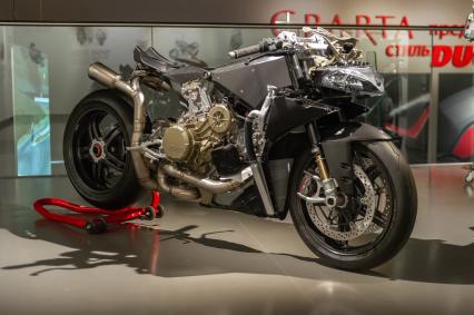 Санкт-Петербург. Модель Ducati 1299 Panigale в музее современного искусства `Эрарта`, где открылась первая в России выставка мотоциклов Ducati  .