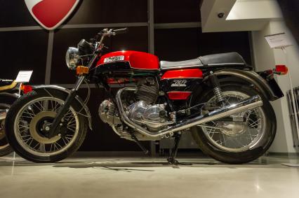 Санкт-Петербург. Модель Ducati 750 GT в музее современного искусства `Эрарта`, где открылась первая в России выставка мотоциклов Ducati  .