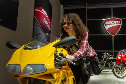 Санкт-Петербург. Модель ducati 996 (916)  в музее современного искусства `Эрарта`, где открылась первая в России выставка мотоциклов Ducati  .