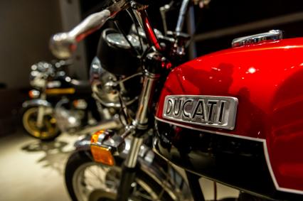 Санкт-Петербург. Модель Ducati 750 GT в музее современного искусства `Эрарта`, где открылась первая в России выставка мотоциклов Ducati  .