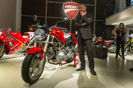 Санкт-Петербург.  Директор Ducati Design Center Андреа Феррарези в музее современного искусства `Эрарта`, где открылась первая в России выставка мотоциклов Ducati  .